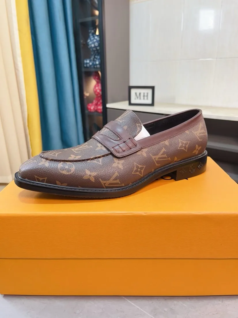 Ex-factory price 720🌹🌹High version [LV] Louis Vuitton's popular casual leather shoes🎖Fashionable and elegant🎖🎖Material: Original imported open-edge beaded cowhide, washed cowhide leather lining, original open-molded rubber outsole, high-end and classy, ​​elegant quality, instantly transforming into a handsome man ❤❤Standard\nNumber: 38-44